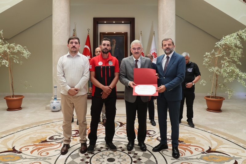 BURSA VALİSİ AYYILDIZ’DAN  GÜRSULU YANGIN KAHRAMANLARINA TEŞEKKÜR