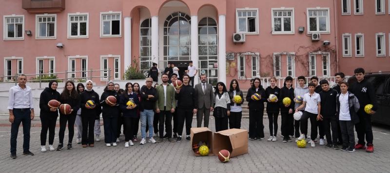 Sporcu Kenti Gürsu’da Okullara Spor Desteği