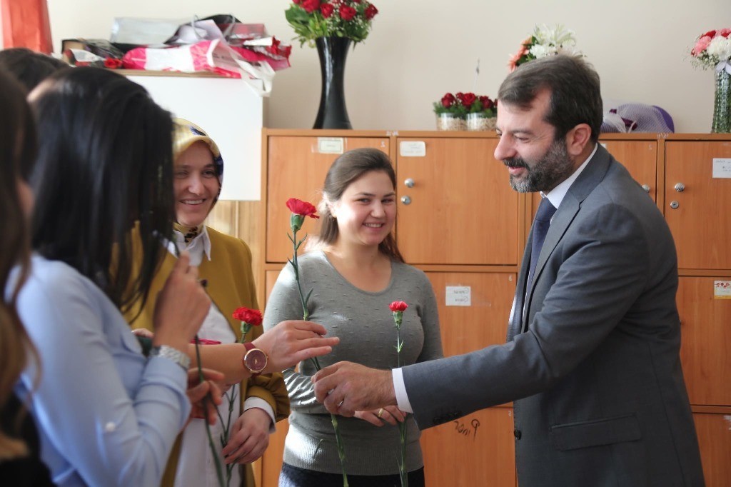 GÜRSU’DA RENKLİ ÖĞRETMENLER GÜNÜ