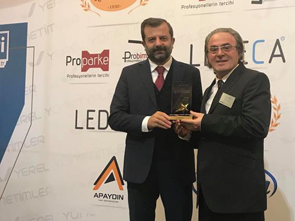 BAŞKAN IŞIK’A YILIN YEREL YÖNETİCİSİ ÖDÜLÜ