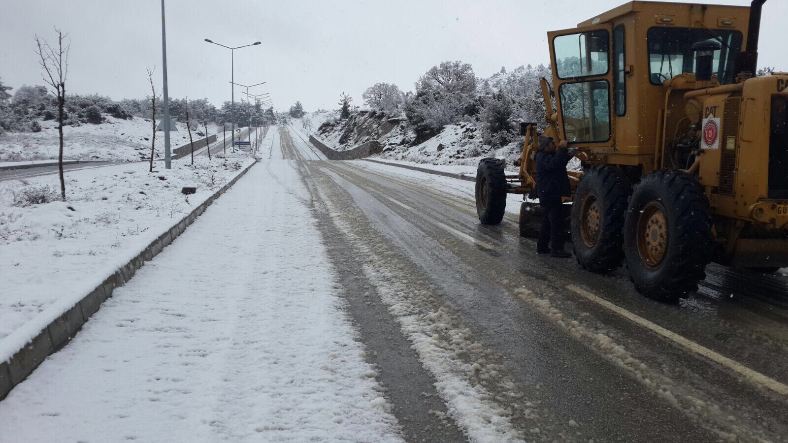 İPEKYOLU MAHALLESİ’NDE KAR TEMİZLİĞİ