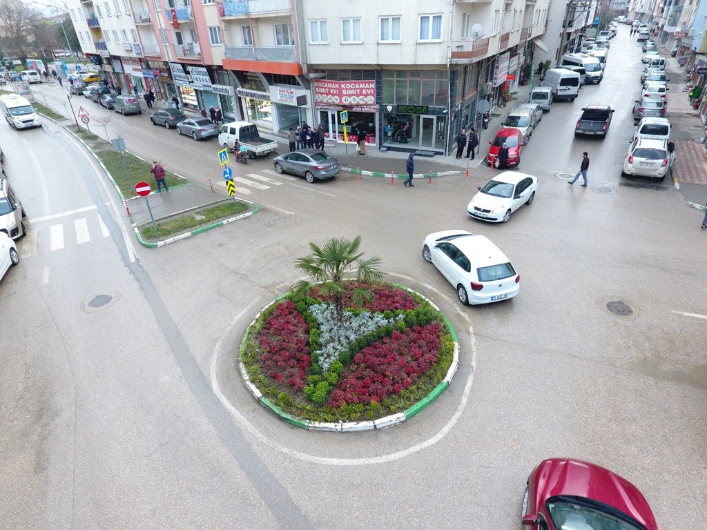 GÜRSU’DA KENT MOBİLYALARI VE YEŞİL BÜTÜNLEŞİYOR