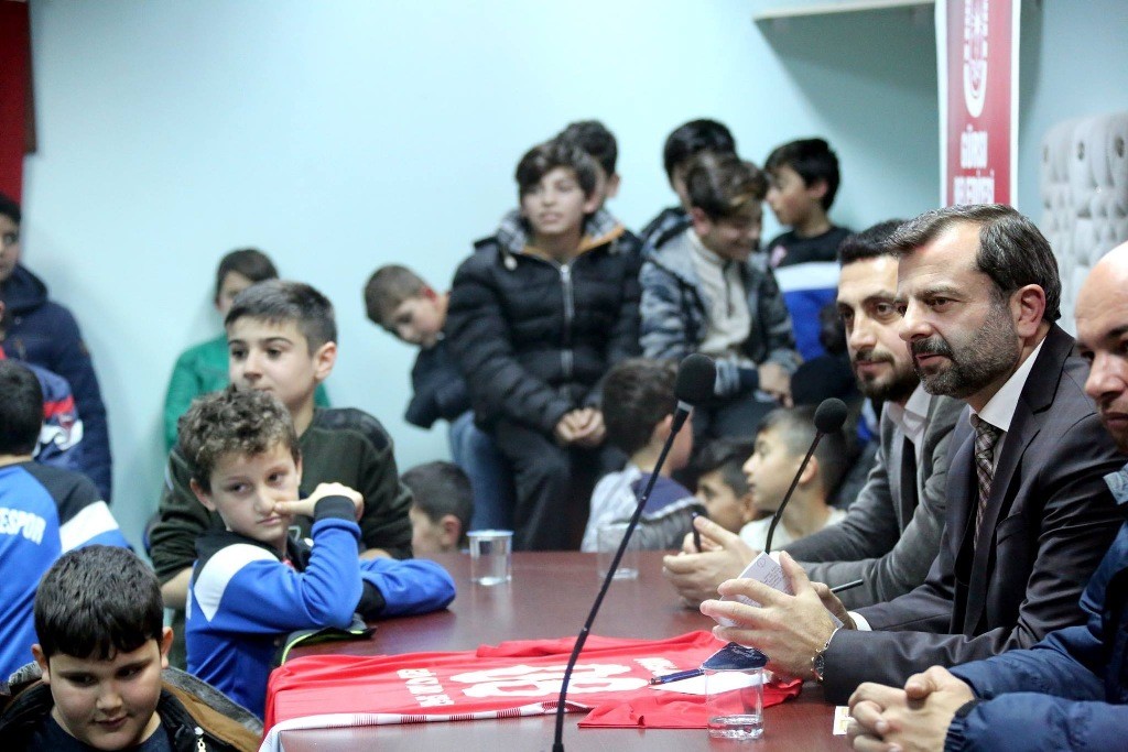 BAŞKAN IŞIK GENÇ SPORCULARI AĞIRLADI