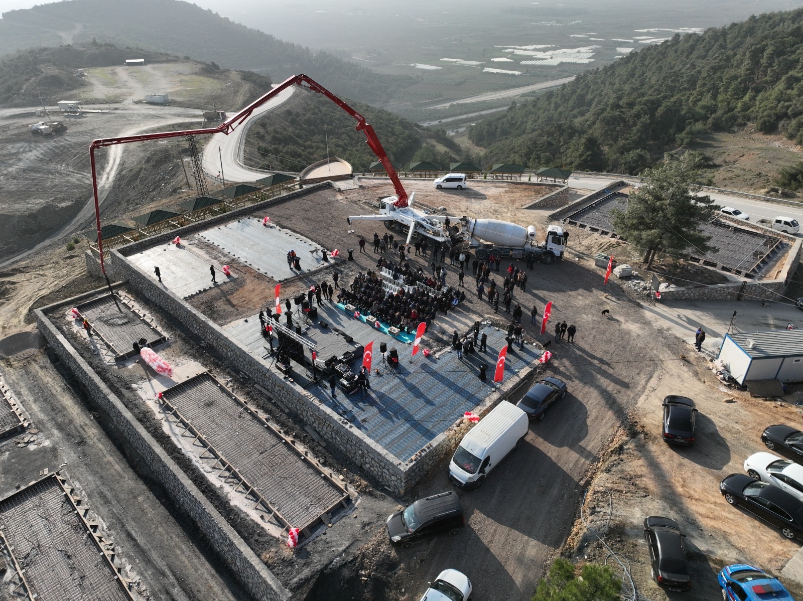 Gürsu’da, Doğanın Kucak Açtığı Tepede Sokak Hayvanlarına Yuva