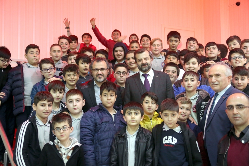 GÜRSU’DA, “BİLİNÇLİ AİLE DUYARLI GENÇLİK” KONFERANSI