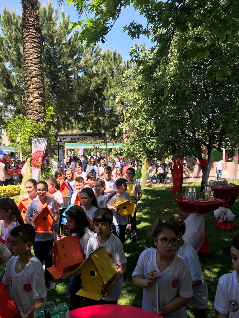 GÜRSU’DA AĞAÇLAR GÖKKUŞAĞI RENKLERİNDE EVLERLE DONATILDI