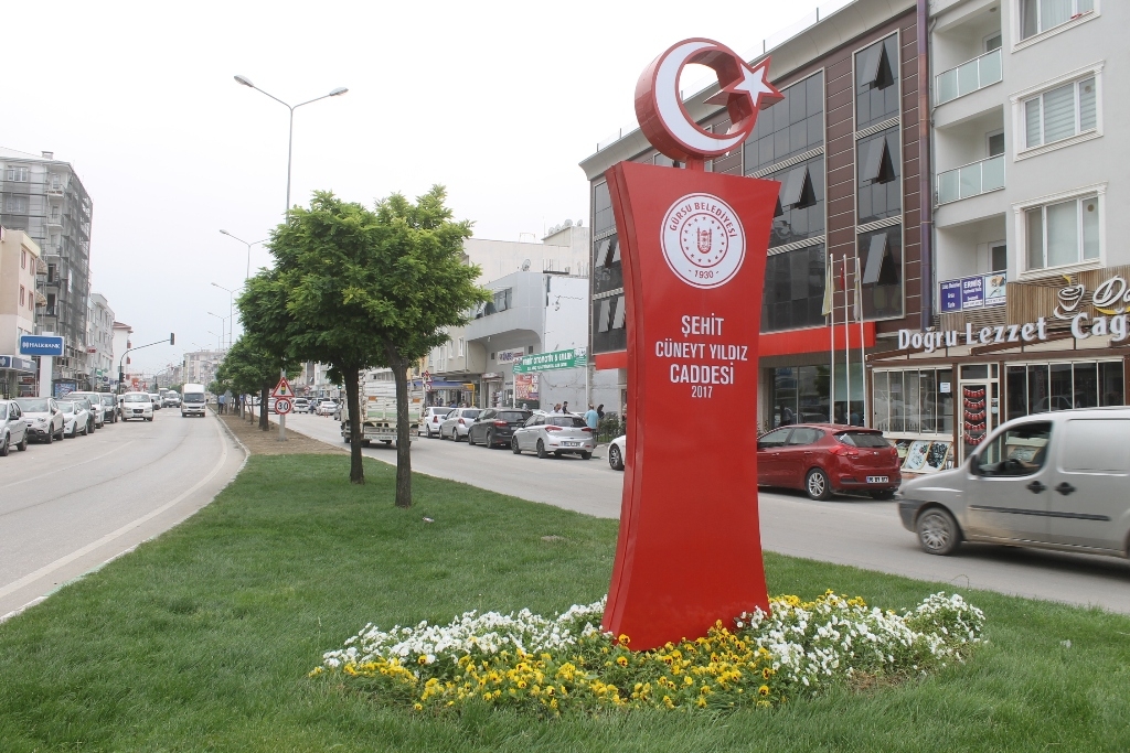 GÜRSU’NUN VİTRİNİNE YAZ IŞILTISI