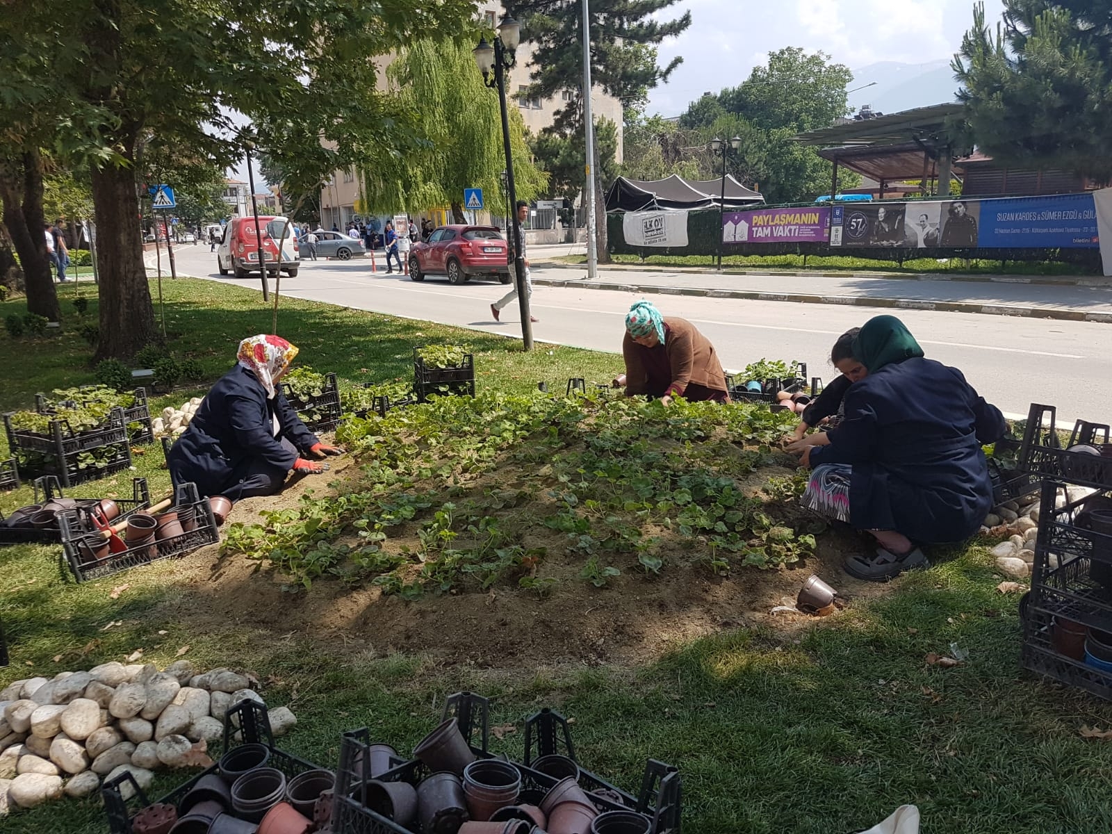 GÜRSU’NUN CADDELERİ ÇİÇEKLERLE RENKLENİYOR