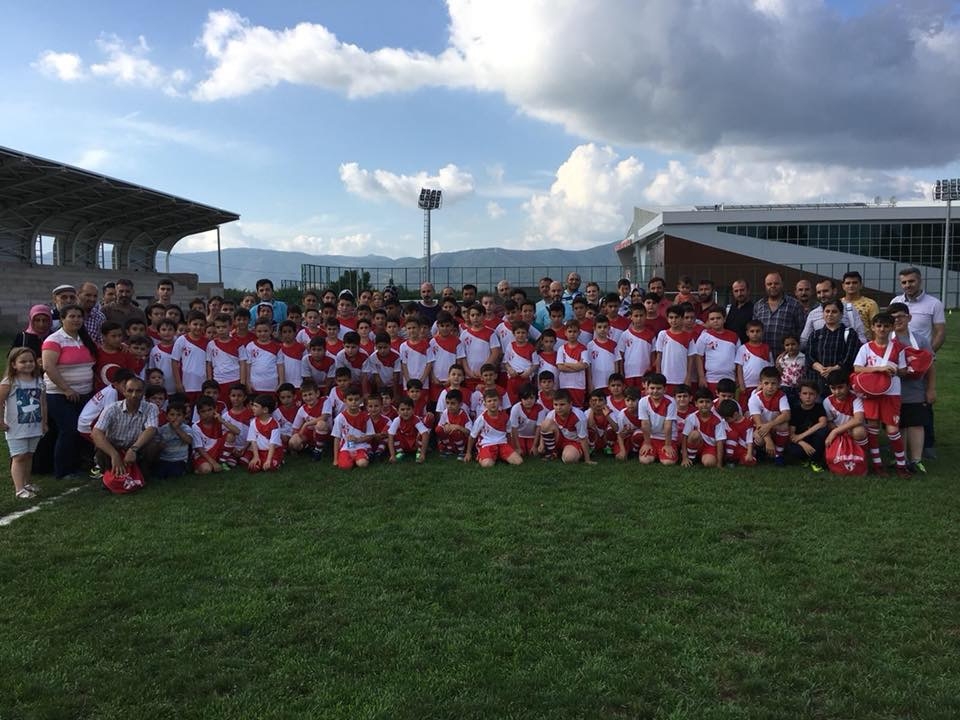 GÜRSU BELEDİYESPOR YAZ FUTBOL OKULUNA YOĞUN İLGİ