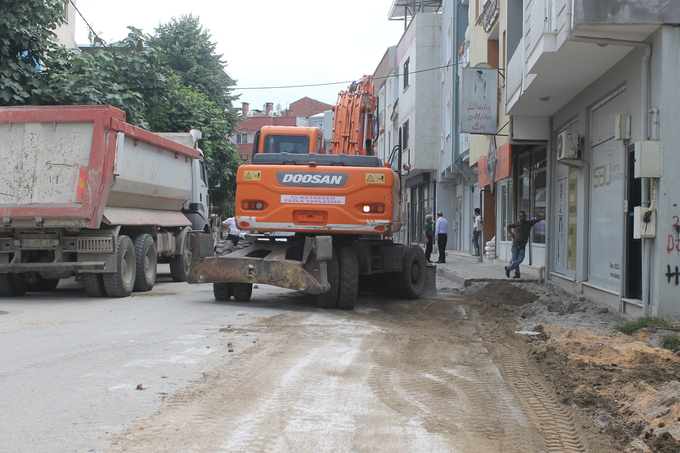 GÜRSU’NUN MERKEZİNDE ÜSTYAPI YENİLENİYOR