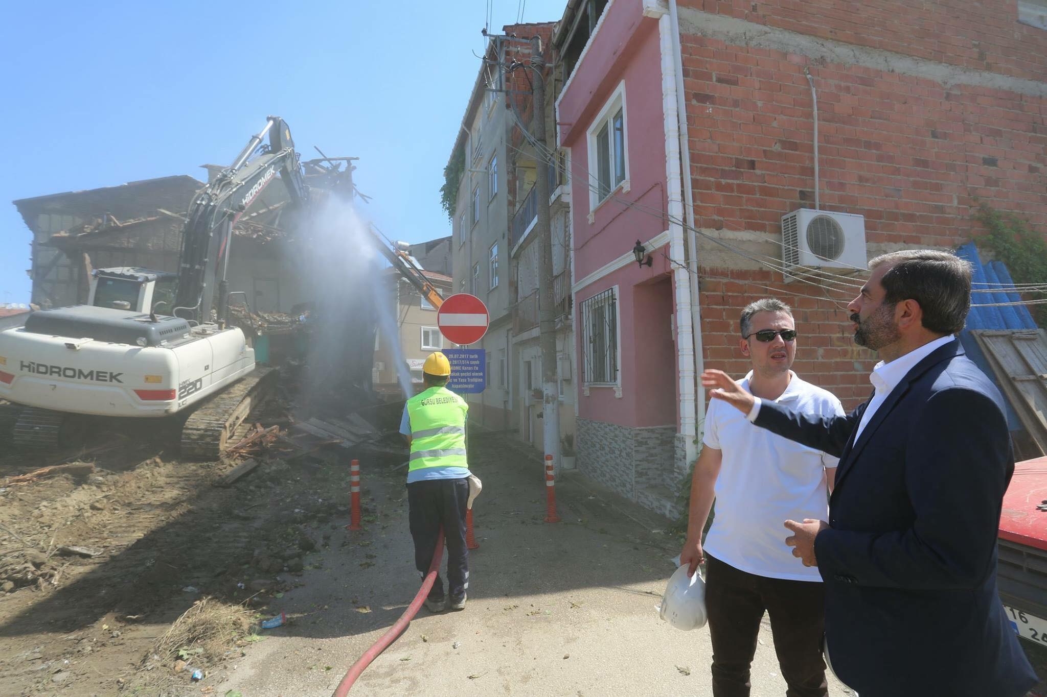 GÜRSU’DAKİ METRUK BİNALAR YIKILIYOR