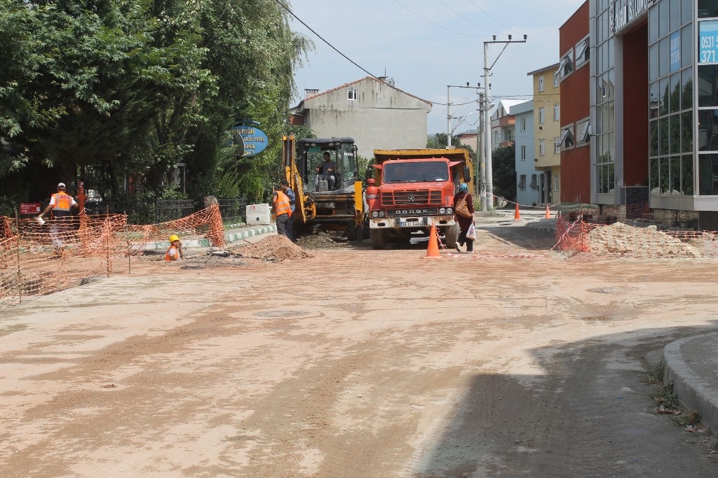 GÜRSU’NUN CADDELERİ KABLOLARDAN ARINDIRILIYOR