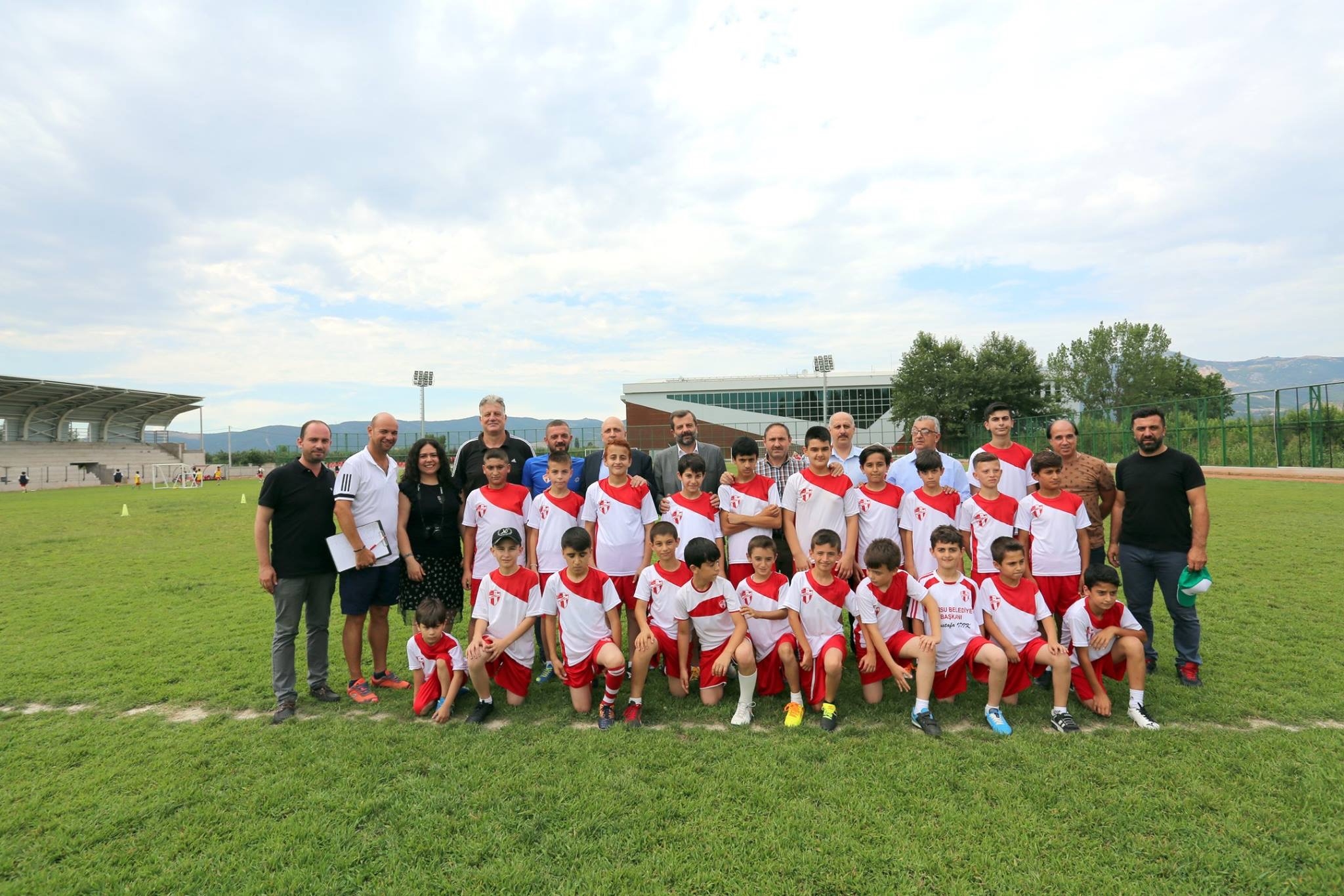 BAŞKAN IŞIK : “ÇOCUKLAR FUTBOLUN EKİP OLMA RUHUNU KAVRAMALI”