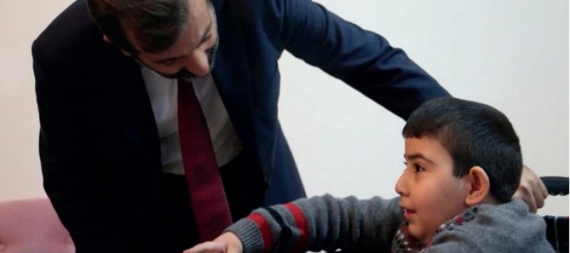 AKÜLÜ TEKERLEKLİ SANDALYE