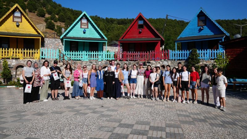 DÜNYA GENÇLERİ GÜRSU ARMUDUNDAN KURABİYE YAPTI