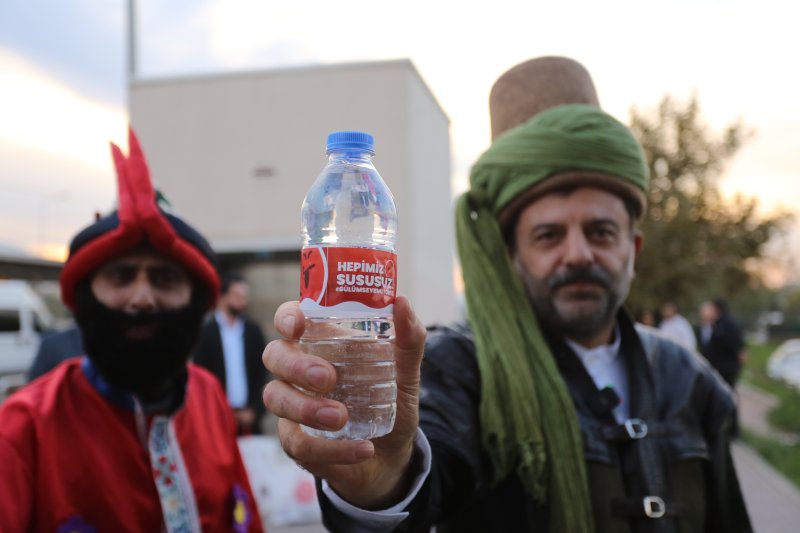 GÜRSU’DA BAŞKAN IŞIK EVLİYA ÇELEBİ OLDU, SU DAĞITTI