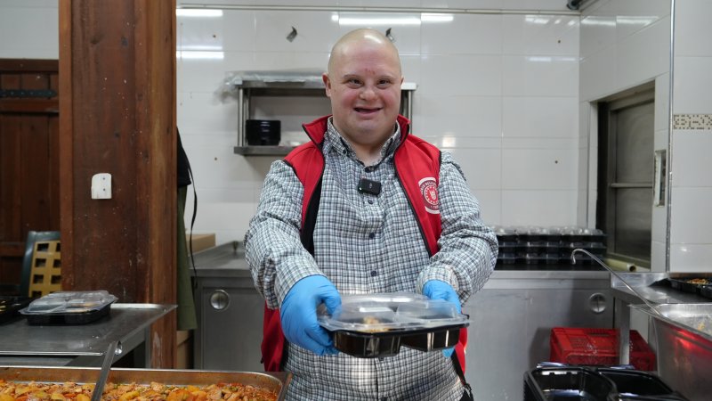 GÜRSU’NUN GÜLEN YÜZÜ MESUT YEMEK DAĞITIMINDA