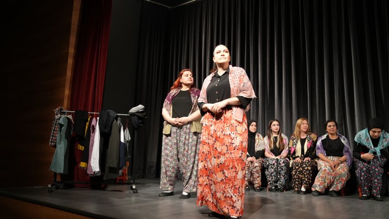 GÜRSULU KADINLAR SAHNE TOZU YUTTU