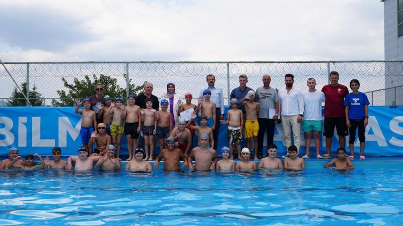 GÜRSULU KÜÇÜK YÜZÜCÜLER SERTİFİKALARINI ALDI